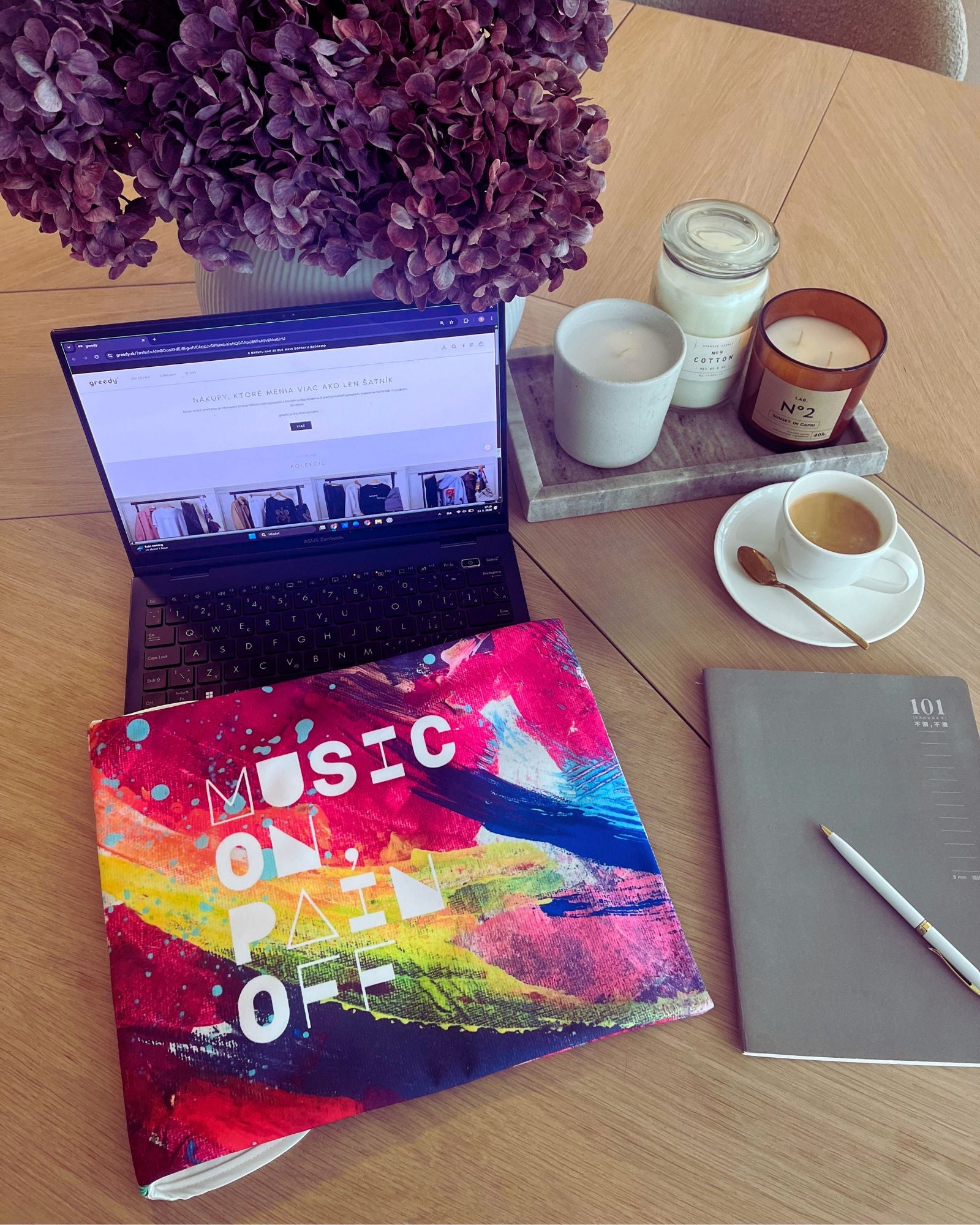 Štýlový obal na notebook s nápisom Music on, pain off